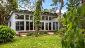 Exterior - Tomorrow - Headland Position, Pool, Open Fire, Galley Kitchen, Landscape yard (Callala Bay)
