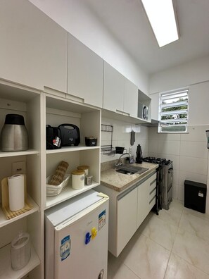 Geladeira, micro-ondas, fogão, cooktop