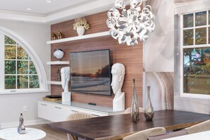 Dining - Kitsilano Oasis: 2 Bdrm, Patio & Private Garage (Vancouver)