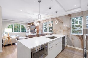 Private kitchen - Kitsilano Oasis: 2 Bdrm, Patio & Private Garage (Vancouver)