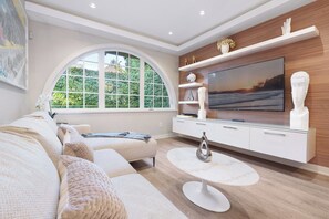 Living area - Kitsilano Oasis: 2 Bdrm, Patio & Private Garage (Vancouver)