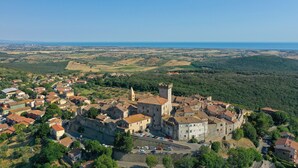 Une ville historique qui se distingue par son château imposant, ses rues étroites et le mélange de bâtiments résidentiels et commerciaux qu’on y trouve.