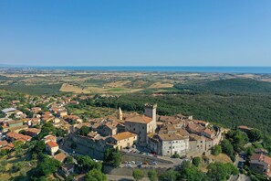 Eine historische Stadt mit einem markanten Schloss, engen Gassen und einer Mischung aus Wohn- und Geschäftsgebäuden.