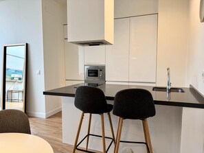 Kühlschrank, Mikrowelle, Ofen, Geschirrspüler