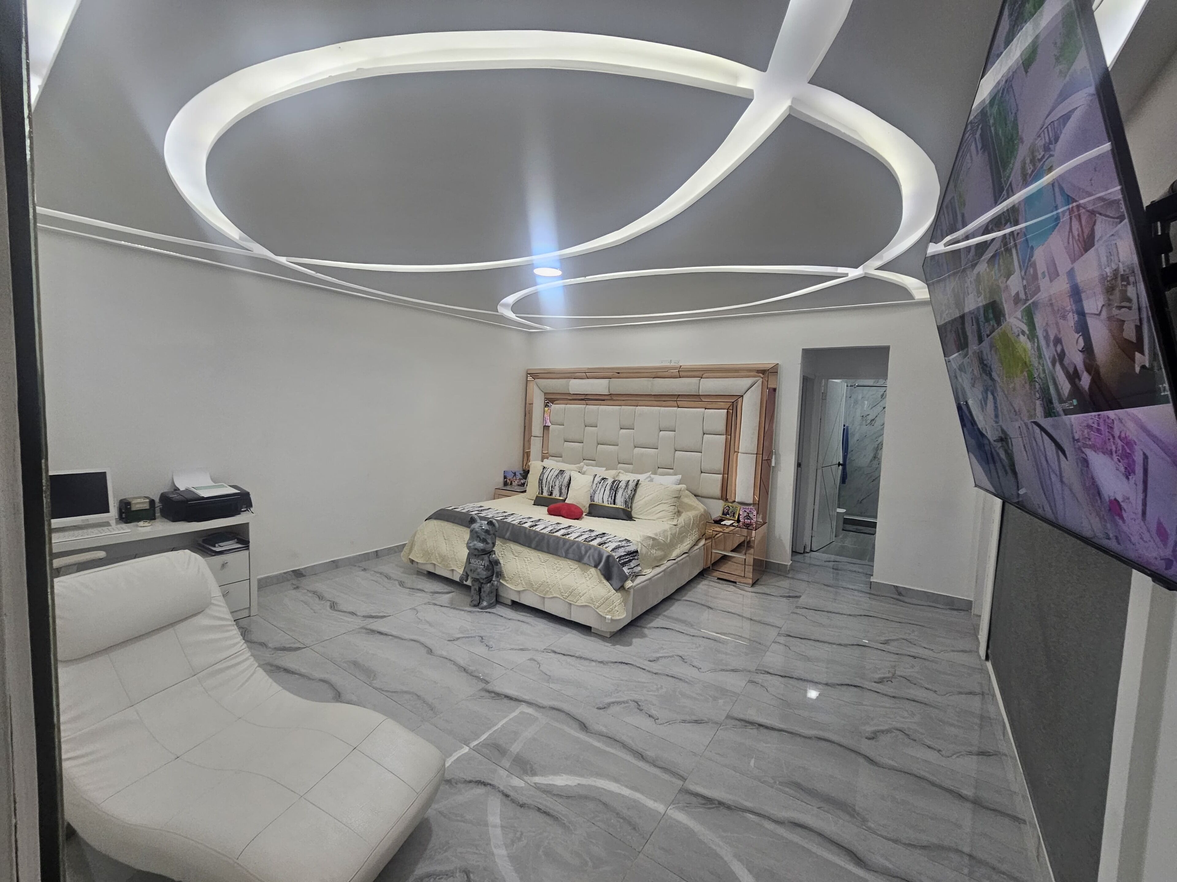 6 bedrooms, iron/ironing board, Internet, bed sheets