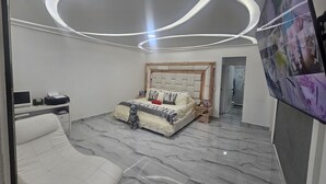 Ein modernes Schlafzimmer mit Bett, Schreibtisch und Stuhl.