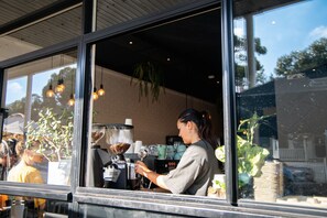 Outdoor dining - The Lookout – Modern Fremantle Apartment with View (Fremantle)