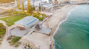 Beach - The Lookout – Modern Fremantle Apartment with View (Fremantle)