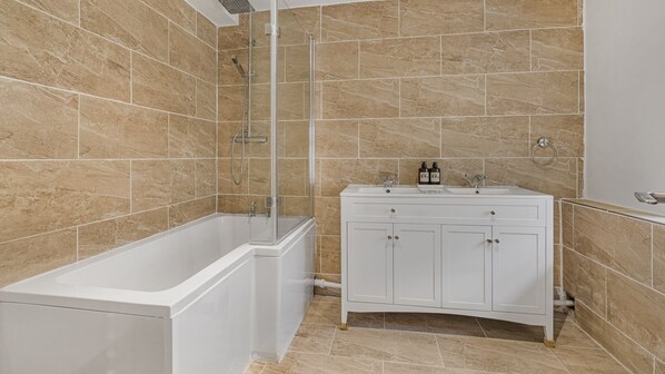 Douche, séchoir à cheveux, serviettes fournies