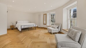 Bureau, fer et planche à repasser, lit de bébé portatif