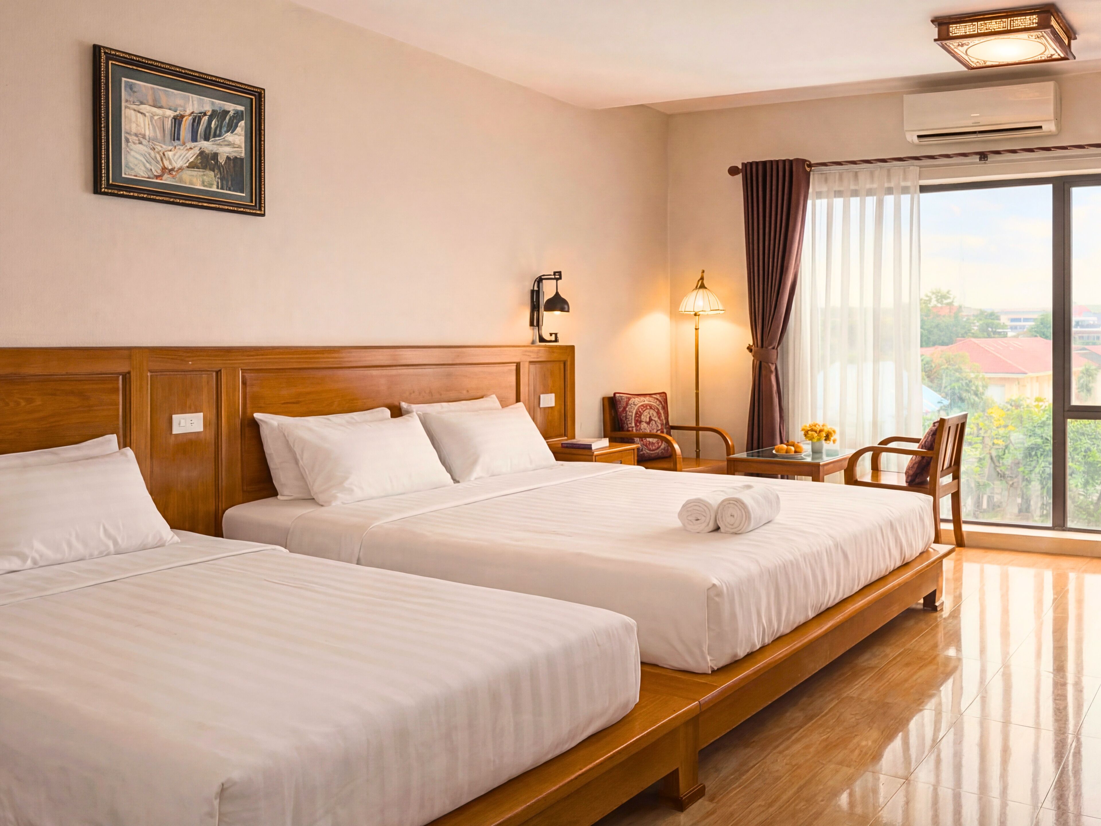 Chambre Triple Deluxe, plusieurs lits, salle de bains privée, vue jardin | Minibar, bureau, espace de travail pour ordinateur portable