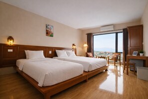 Chambre triple familiale, Plusieurs lits, climatisation, vue sur le jardin