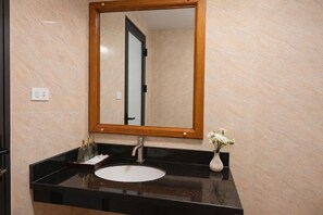 Deluxe Double Room, Private Bathroom, Garden View | Bathroom