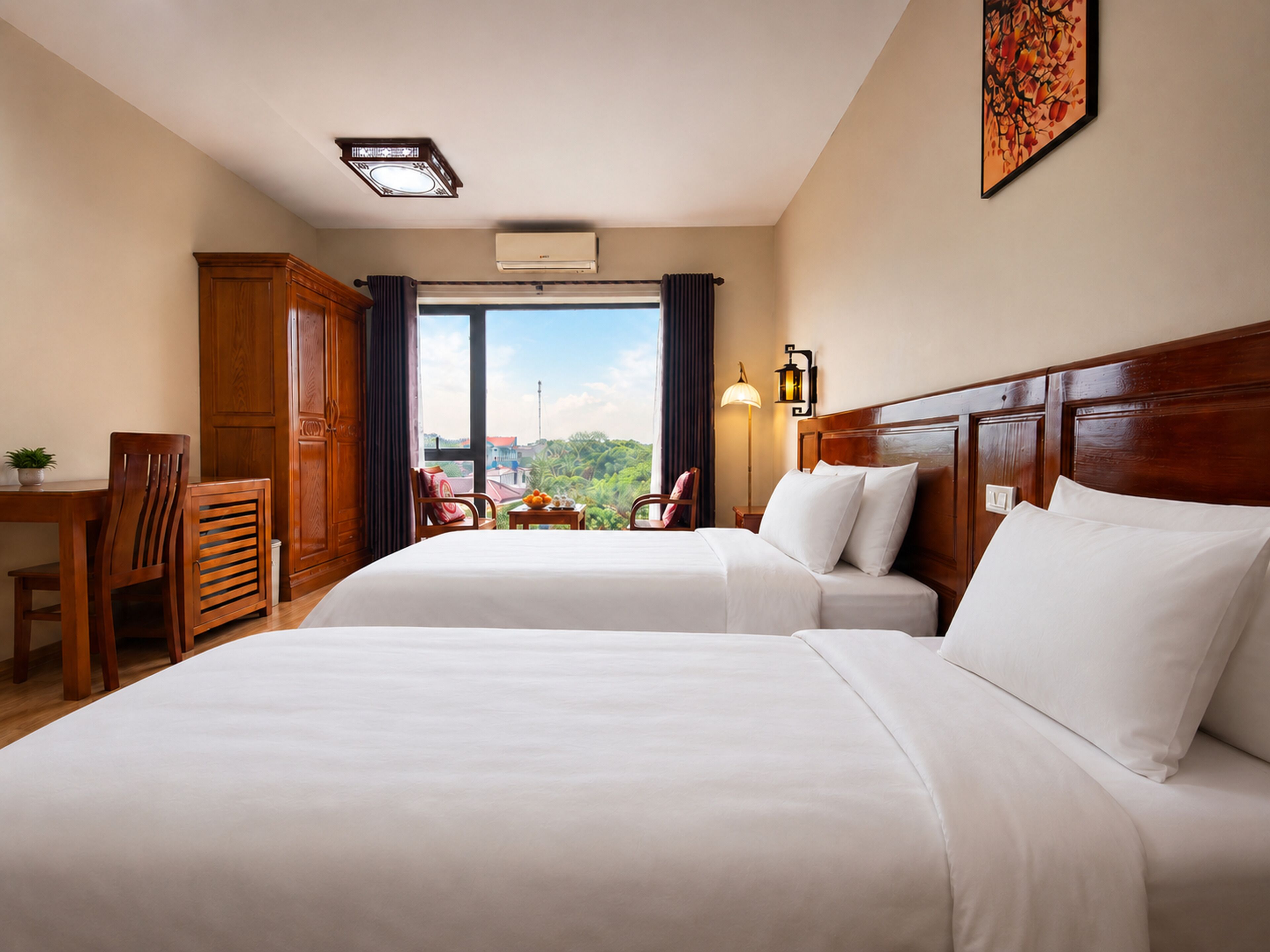 Habitación de hotel con dos camas, un escritorio con silla, vista a zonas verdes y un ventanal grande.