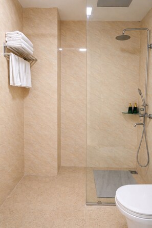 Habitación triple familiar, 2 camas Queen size, aire acondicionado, vista al jardín | Baño | Regadera, amenidades de baño gratuitas, secadora de cabello, pantuflas
