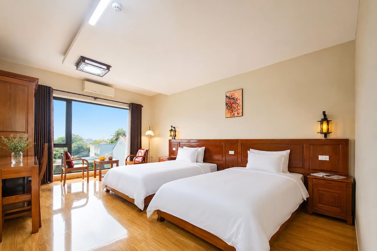 Chambre Deluxe avec lits jumeaux, vue sur le jardin | Minibar, bureau, espace de travail pour ordinateurs portables