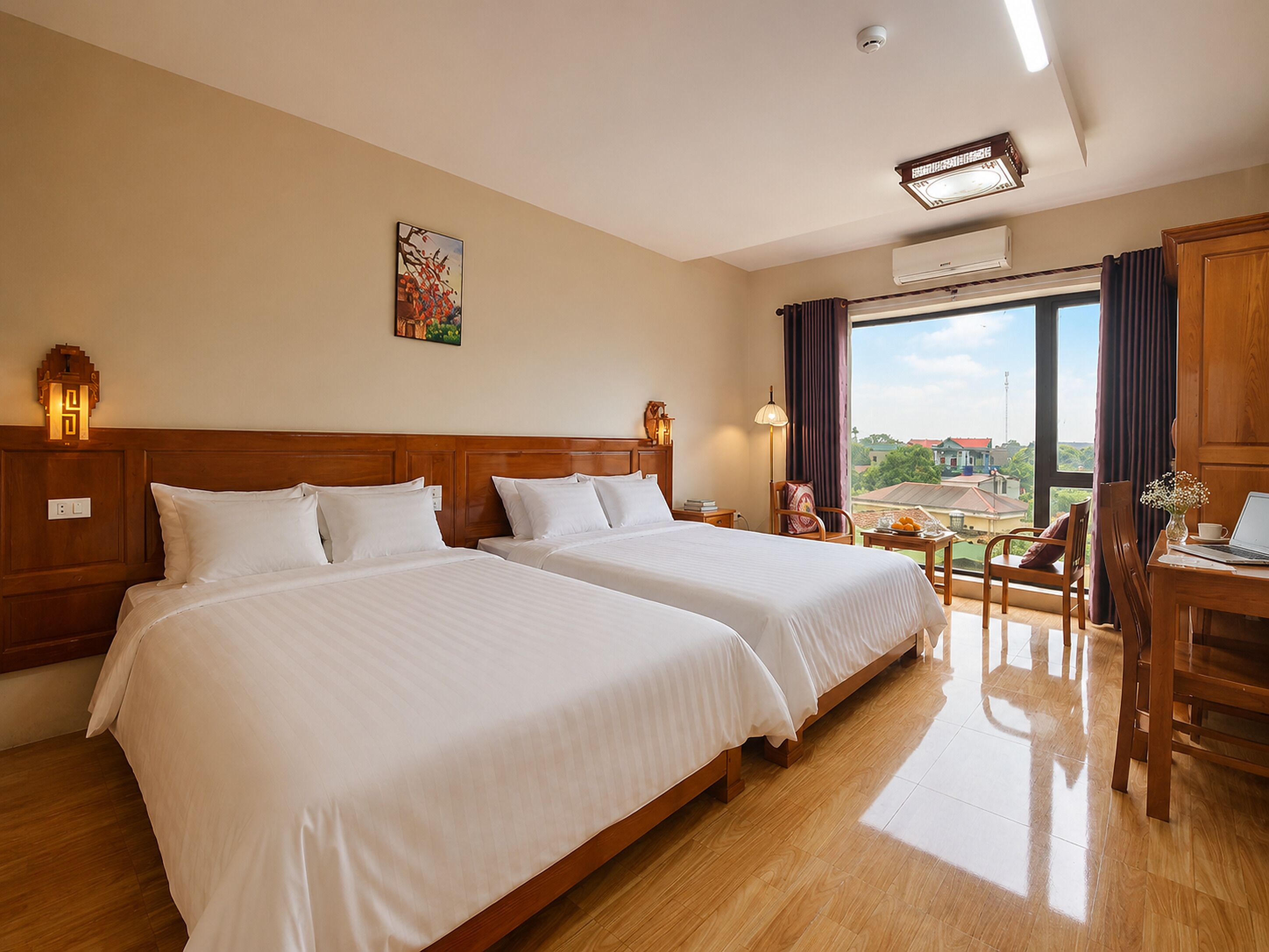Habitación triple familiar, 2 camas Queen size, aire acondicionado, vista al jardín | Minibar, escritorio, espacio para trabajar con laptop y camas extra 