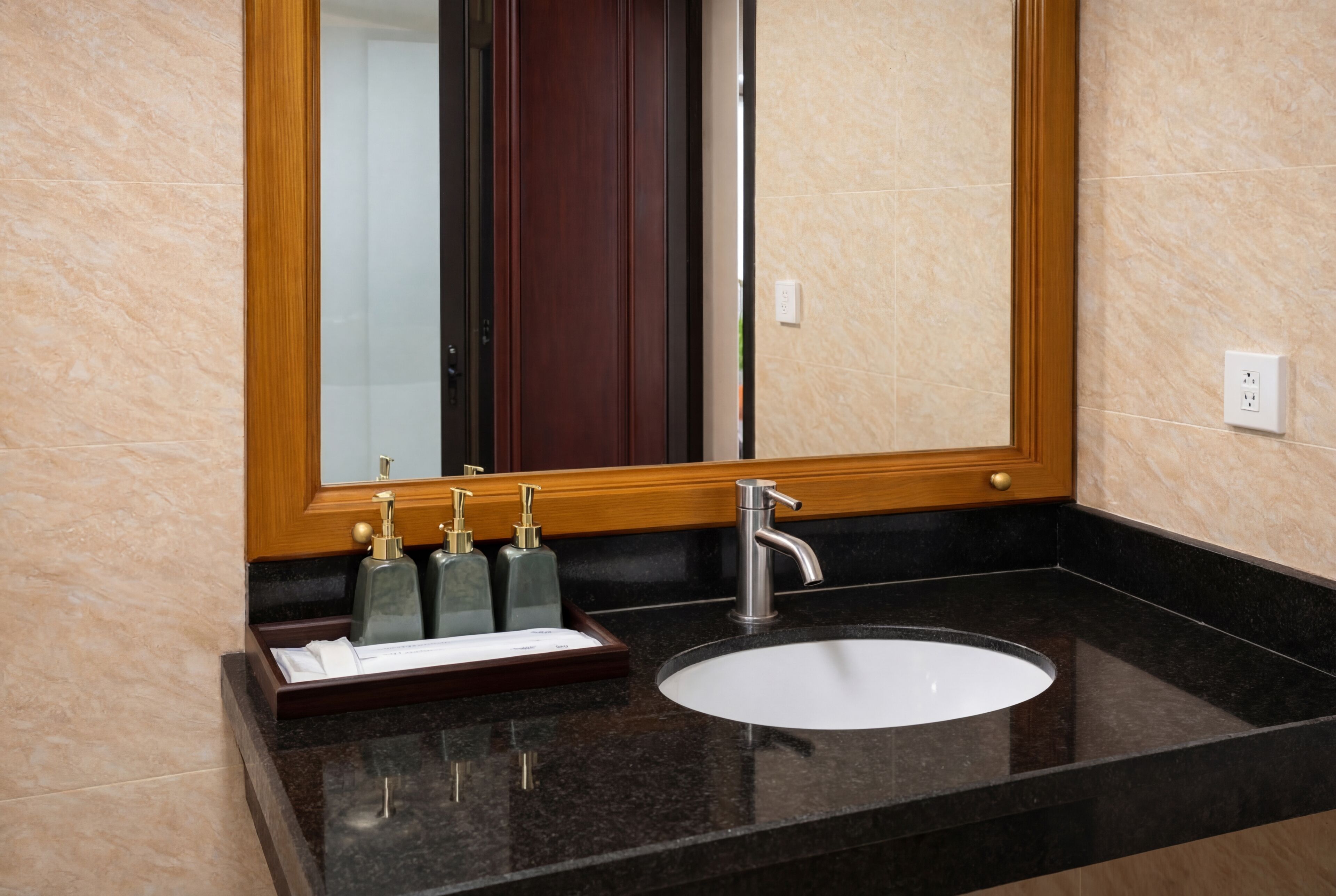 Phòng 3 Deluxe, nhiều giường, máy điều hòa, quang cảnh vườn | Phòng tắm