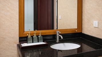 Deluxe-værelse til 3 personer - flere senge - aircondition - udsigt til have | Badeværelse