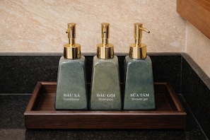 Deluxe Double Room, Private Bathroom, Garden View | Bathroom amenities