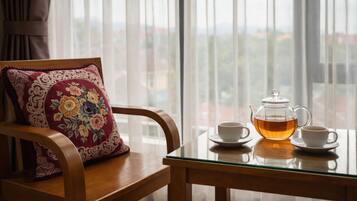 Phòng 3 dành cho gia đình, 2 giường cỡ queen, máy điều hòa, quang cảnh vườn | Khu vực ăn uống tại phòng