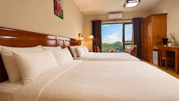Kamar Triple Keluarga, 2 Tempat Tidur Queen, AC, pemandangan kebun | Minibar, meja kerja, dan ruang kerja ramah laptop
