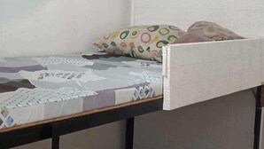 A bunk bed with a patterned pillow and a blanket. - Casa De gula (Valenzuela)