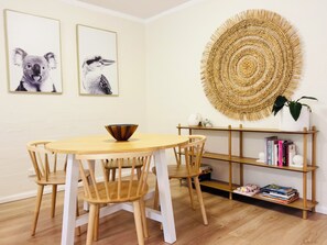 Dining - Surf Street Retreat. Moments from the beach and delicious eateries. (Port Macquarie)