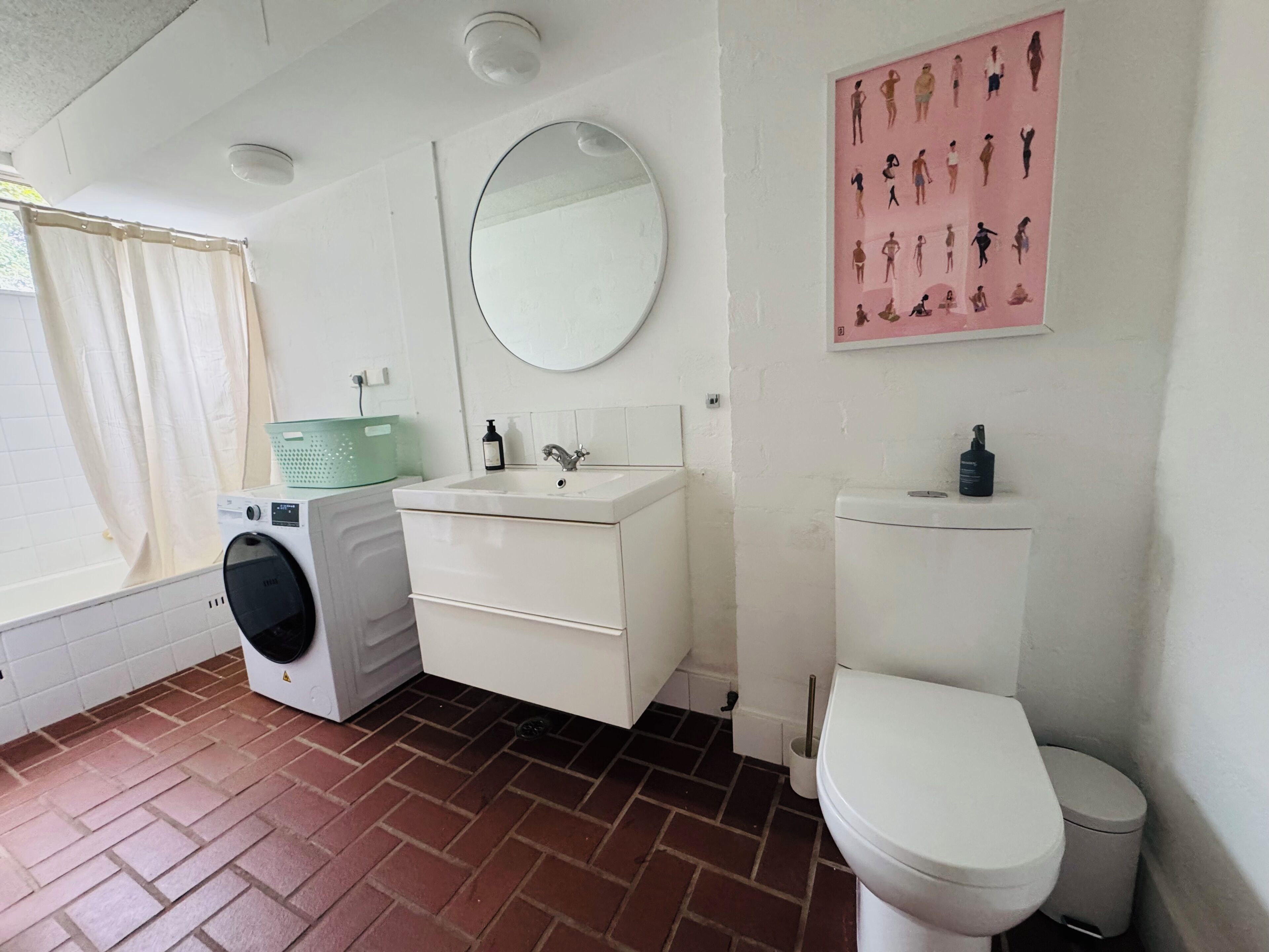 Secadora de cabello, toallas, jabón, papel de baño 