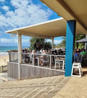 Outdoor dining - Surf Street Retreat. Moments from the beach and delicious eateries. (Port Macquarie)