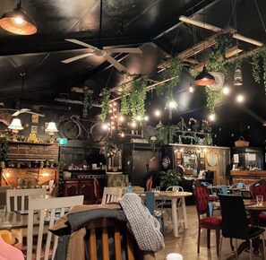 Dining - Surf Street Retreat. Moments from the beach and delicious eateries. (Port Macquarie)