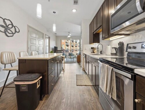 Luxe 1 BD Stay w/ Pool, Gym & EV Charger