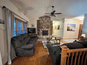 Living area - Beautiful Rustic and Spacious Annandale Escape (Annandale)