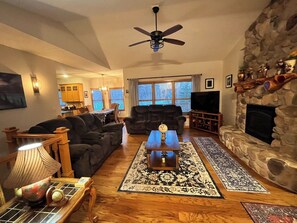 Living area - Beautiful Rustic and Spacious Annandale Escape (Annandale)