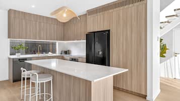 Geladeira, micro-ondas, fogão, cooktop