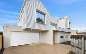 Exterior - Pool House on The Avenue, Central Ocean Grove, Brand New, Heated Pool, Aircon, Luxury, Sleeping 8 (Ocean Grove)