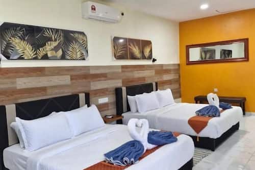 Caixa forta a l'habitació i espai de treball apte per a portàtils