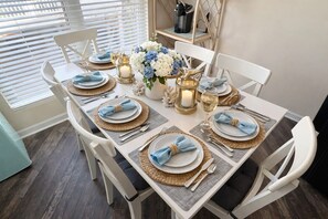 Dining - Palmetto Tide - Walk to Beach - Garden City Retreat -Sleeps 8 (Murrells Inlet)