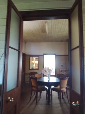 Dining - Frogmouth Farm is your 'rural, remote' pet-friendly escape to solitude! (Elands)