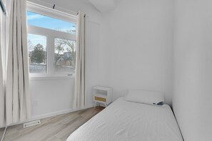 4 bedrooms, WiFi, bed sheets - 6 person luxurious home close to major city attraction Newly & freshly renovated (Toronto)