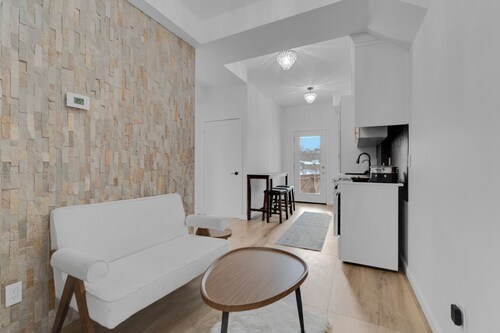 6 person luxurious home close to major city attraction Newly & freshly renovated