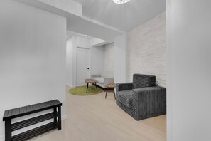 Living area - 6 person luxurious home close to major city attraction Newly & freshly renovated (Toronto)