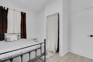 4 bedrooms, WiFi, bed sheets - 6 person luxurious home close to major city attraction Newly & freshly renovated (Toronto)