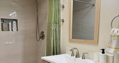 Spacious 1-bedroom guest suite in charming Edmonds near Light Rail, freeway