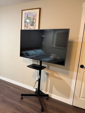 Interior - Spacious 1-bedroom guest suite in charming Edmonds near Light Rail, freeway (Edmonds)