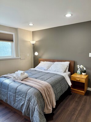 Room - Spacious 1-bedroom guest suite in charming Edmonds near Light Rail, freeway (Edmonds)