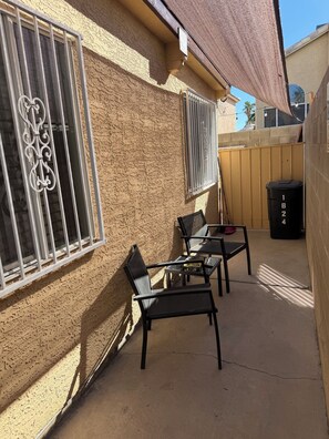 Terrace/patio - Soothing 1-bedroom apartment with AC in vibrant Las Vegas (Las Vegas)