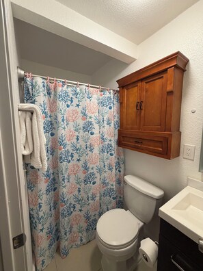 Shower, hair dryer, towels, soap - Soothing 1-bedroom apartment with AC in vibrant Las Vegas (Las Vegas)