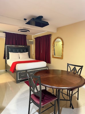 1 bedroom, desk, iron/ironing board, free WiFi - Soothing 1-bedroom apartment with AC in vibrant Las Vegas (Las Vegas)