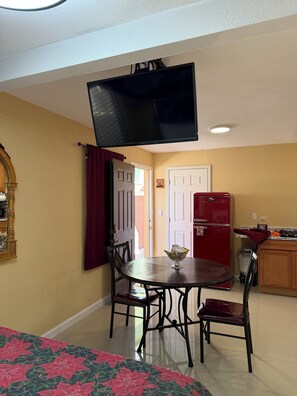 Dining - Soothing 1-bedroom apartment with AC in vibrant Las Vegas (Las Vegas)